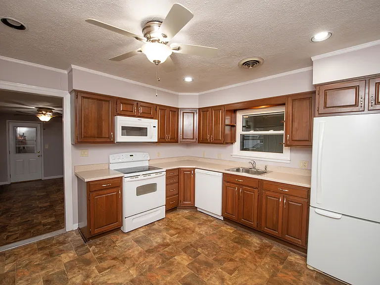 2505 Edgelea Dr — Photo 3