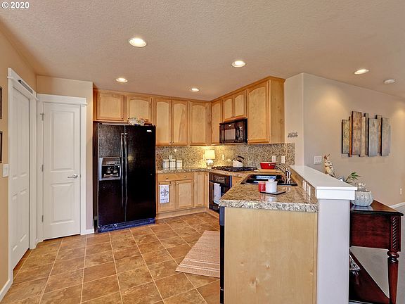 5th image of 766 NE 72nd Ave