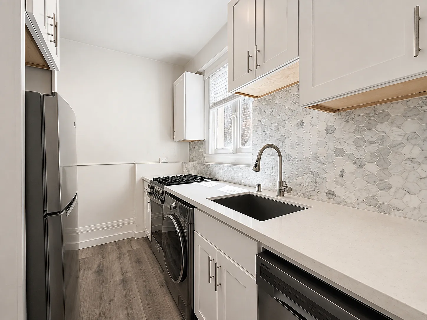 Nob Hill Studio with Dishwasher & In-Unit Laundry — Photo 3