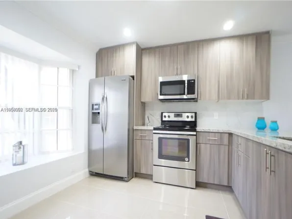 610 NW 108th Ter, Pembroke Pines, FL 33026