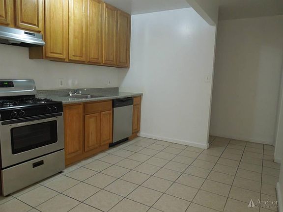2nd image of 535 W 51st St APT Lf