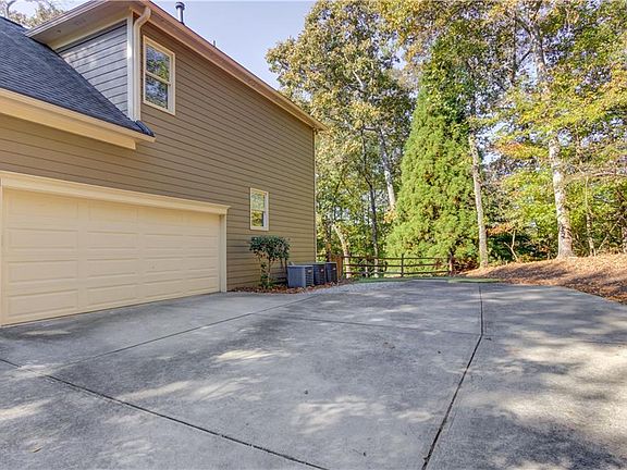 2nd image of 4050 Scenic View Ct