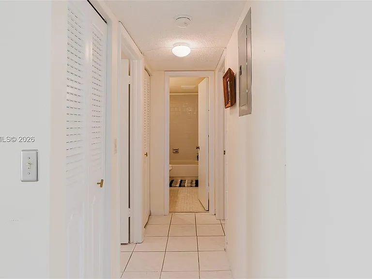 424 SE 10th St #204 — Photo 31