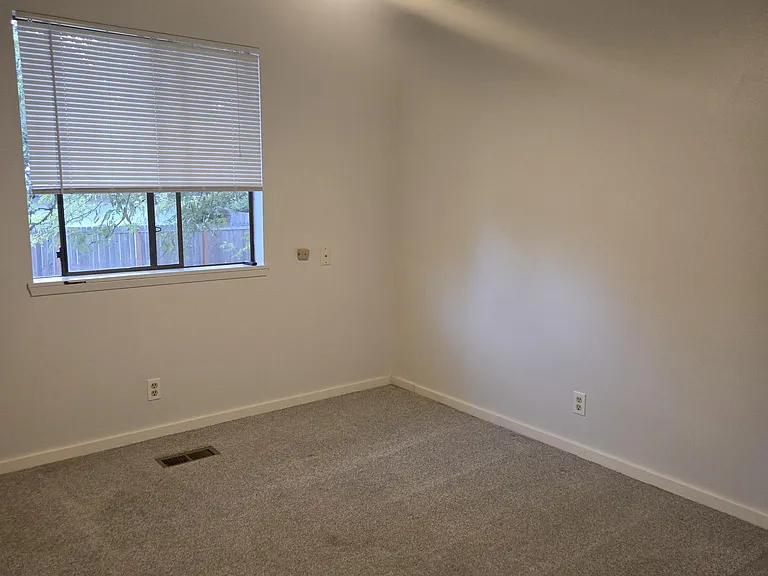 2788 Cheryl St — Photo 19