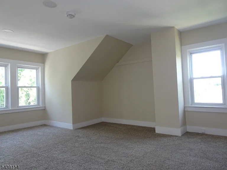 689 Sayre Ave — Photo 17