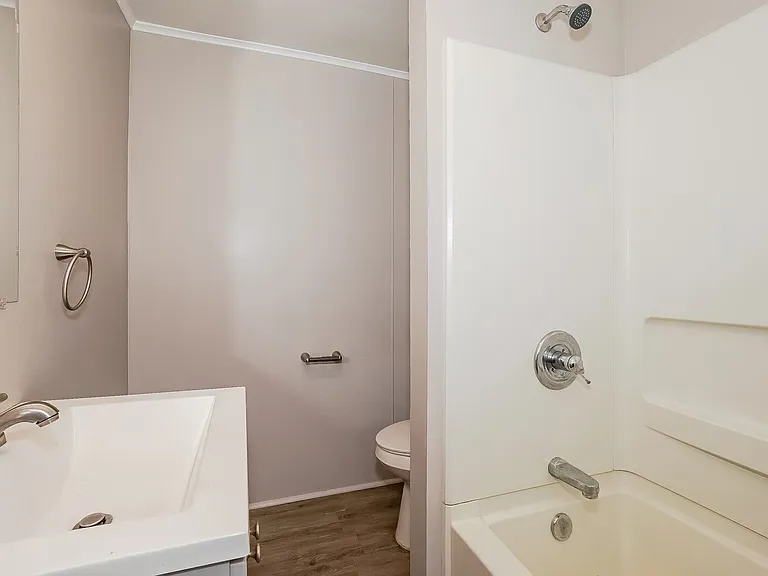 1274895_027_main_bathroom_13022714.jpg