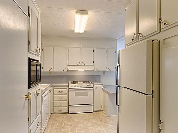 4th image of 97 Leawood St
