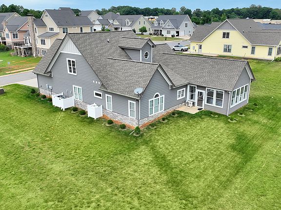 2nd image of 1058 Eagle Crest Ln