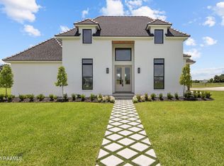 100 Trailing Oaks Dr, Youngsville, LA 70592