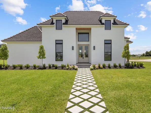 100 Trailing Oaks Dr, Youngsville, LA 70592