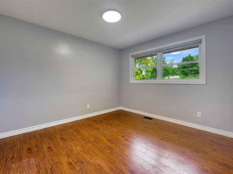 890 Hollands Ave — Photo 23