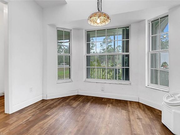 4th image of 4075 27th AVE NE