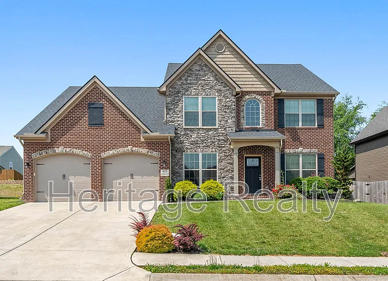 4 bed, 2.5 bath, 3363 sqft, $3,500 — Photo 1