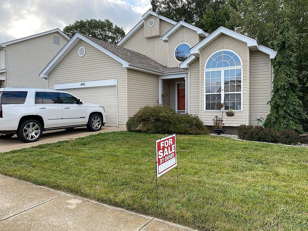 1082 Caleb Dr photo 1