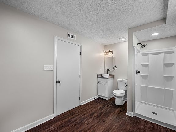 4th image of 701 Sue Dr
