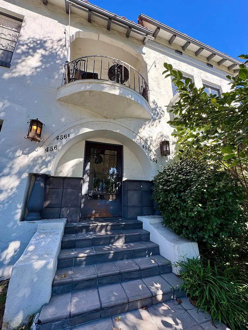 Gorgeous Remodeled Spanish 2+1.5 near the Grove Excellent location — Photo 3