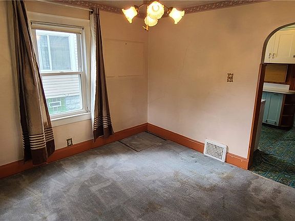 4th image of 833 Wilmot St
