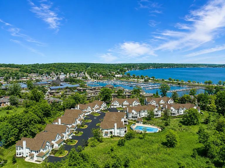 Lakeside Fontana and Abbey Ridge Court panorama view.