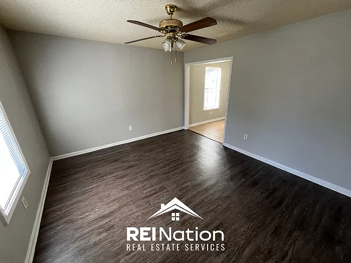 3 bed, 1.5 bath, 903 sqft, $1,095 — Photo 3