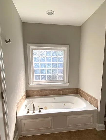 En-suite bathroom jetted bathtub