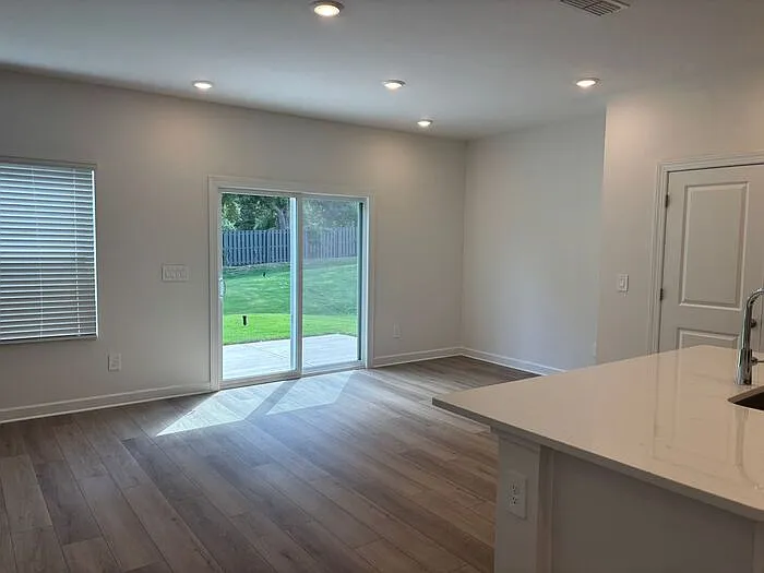 424 Luna Ln — Photo 9