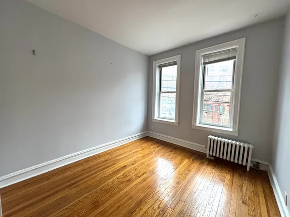 4-33 27th Avenue image 8 of 13