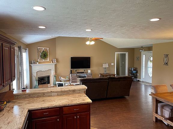 5th image of 708 Sugarberry Ave