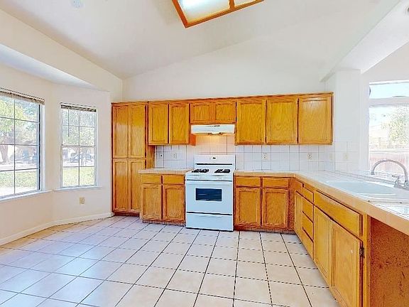 5th image of 1091 Overland Ave