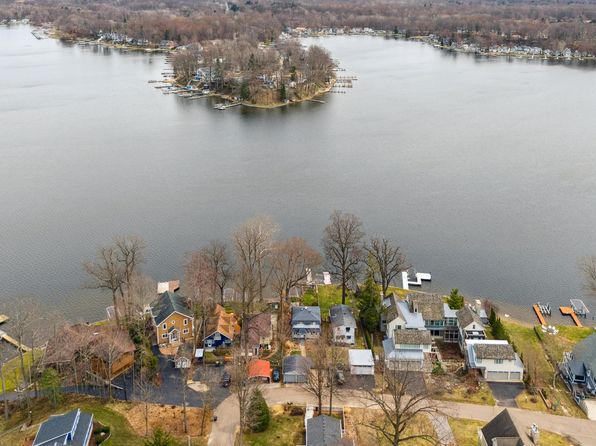 5505 Lakewood Dr, Coloma, MI 49038