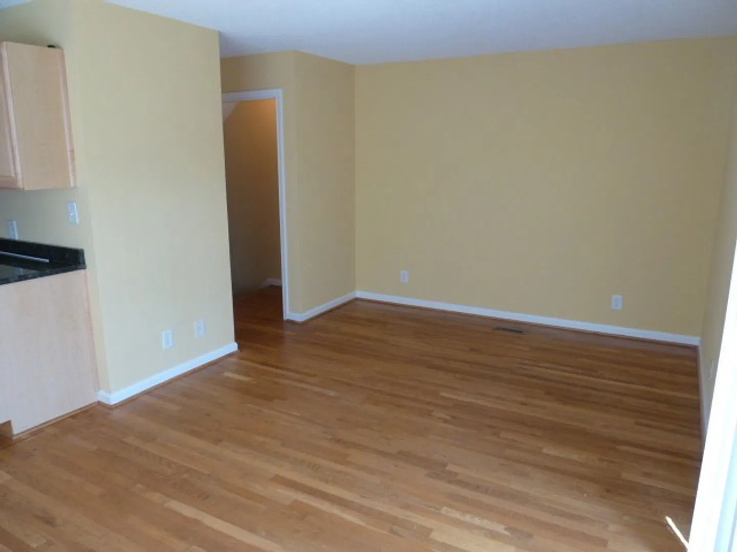 Large updated 4br 3.5ba duplex w/ parking & within walking distance to UNC Campus! — Photo 4