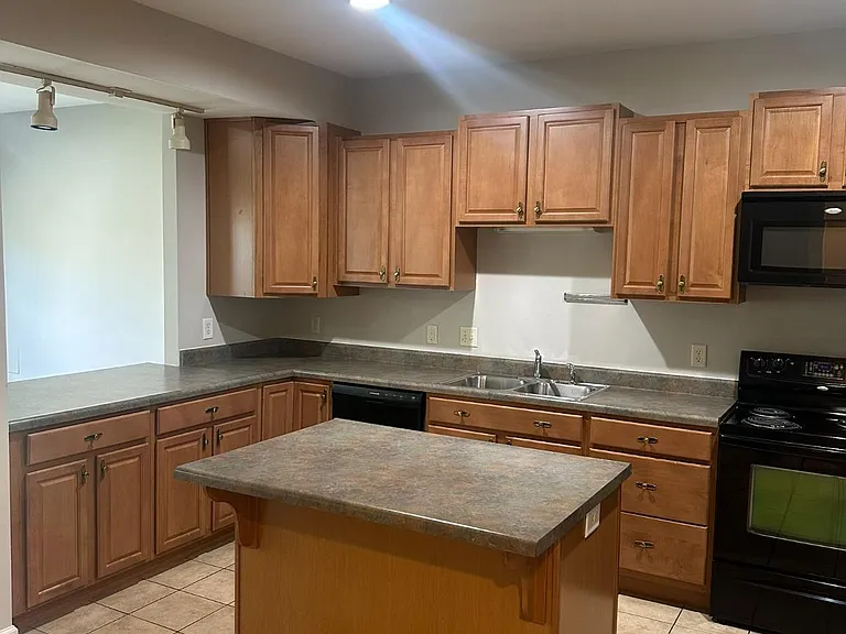250 Meriweather Dr — Photo 3