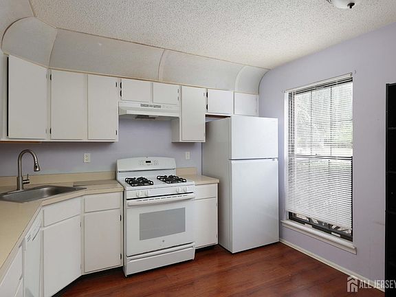 5th image of 243 Hampshire Ct