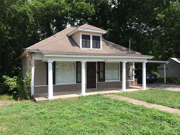 2nd image of 216 N Waco St