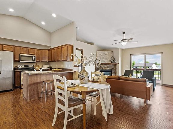 2nd image of 1472 Marilyn Dr