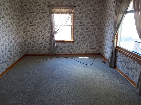 3rd image of 214 Carolyn Street