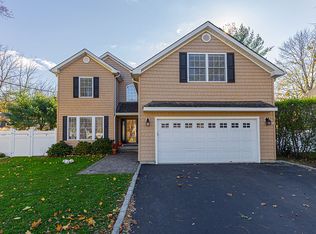 7 Nimitz St, Huntington, NY 11743