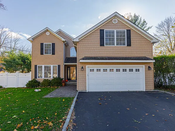 7 Nimitz St, Huntington, NY 11743