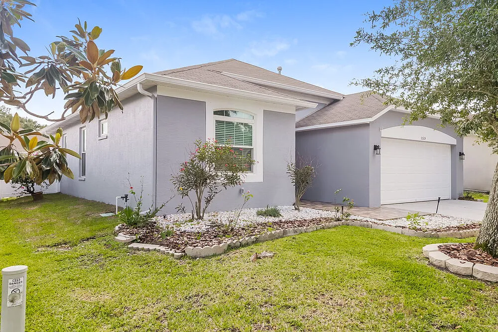 3 bed, 2.0 bath, 1330 sqft, $2,385 — Photo 3