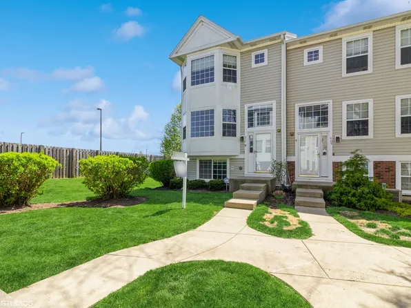 411 E Victoria Cir #1, North Aurora, IL 60542