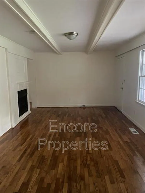 3 bed, 1.0 bath, 1200 sqft, $1,295 — Photo 2