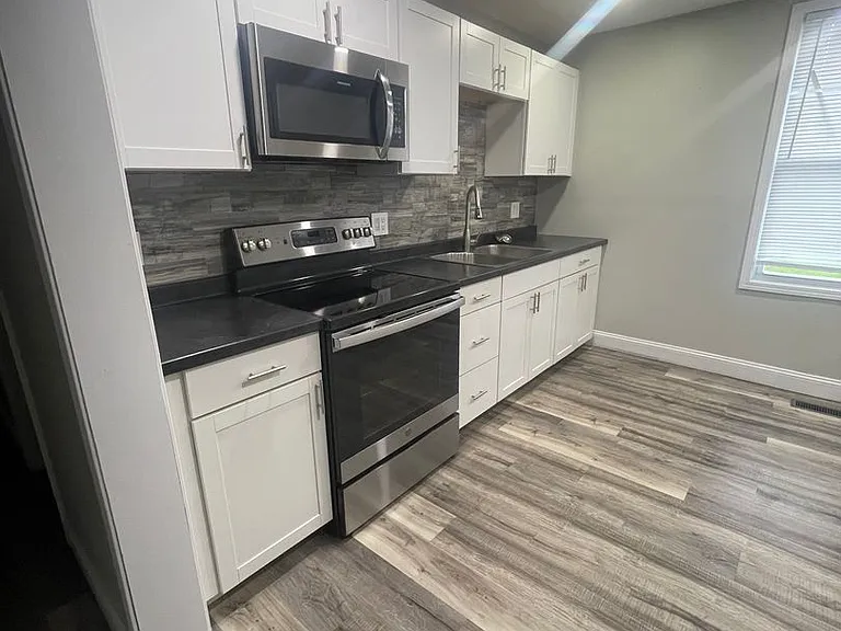 157-163 E Market St — Photo 3