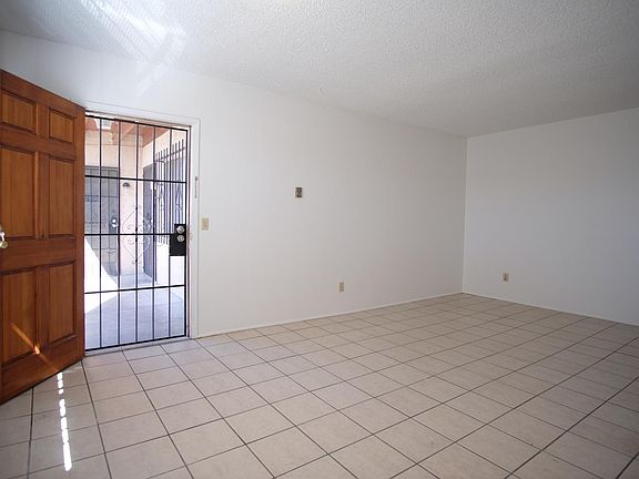 4th image of 2462 N Balboa Ave