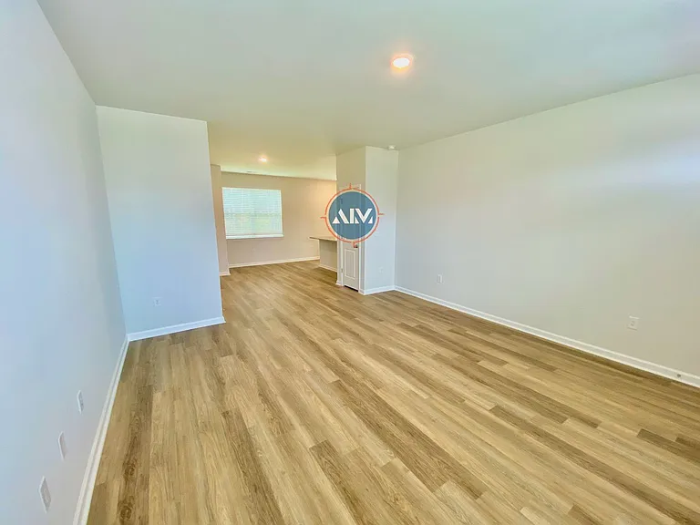 1729 Sanctum St — Photo 5