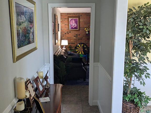 5th image of 221 Oneida Ct