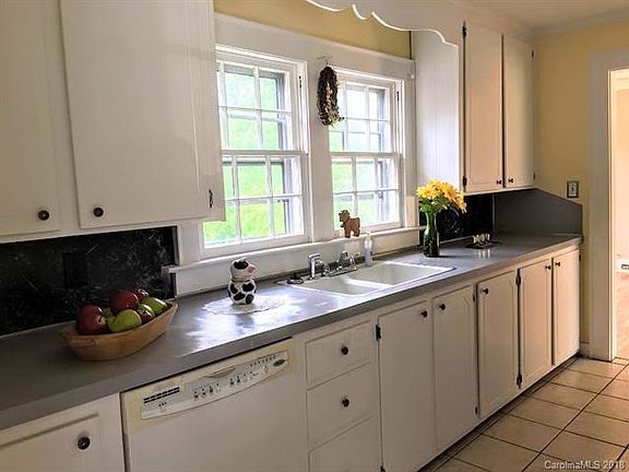 4th image of 806 Woodlawn St
