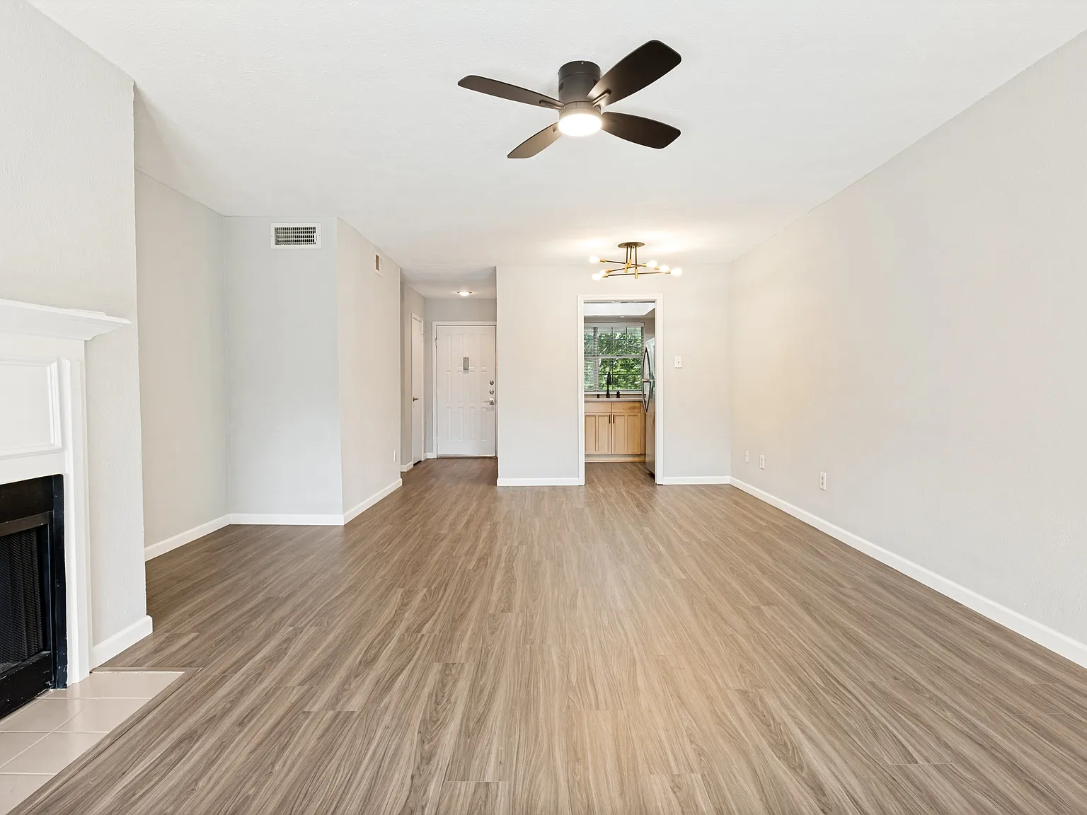 2 bed, 1056 sqft, $1,499 — Photo 3