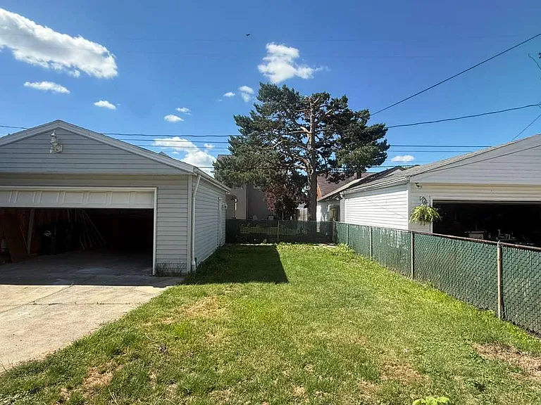 6701 Pelham Dr — Photo 3