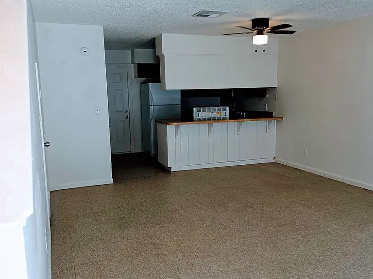 211 W Ash St — Photo 4