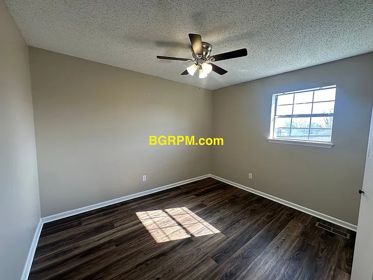 1099 W Elm St — Photo 17