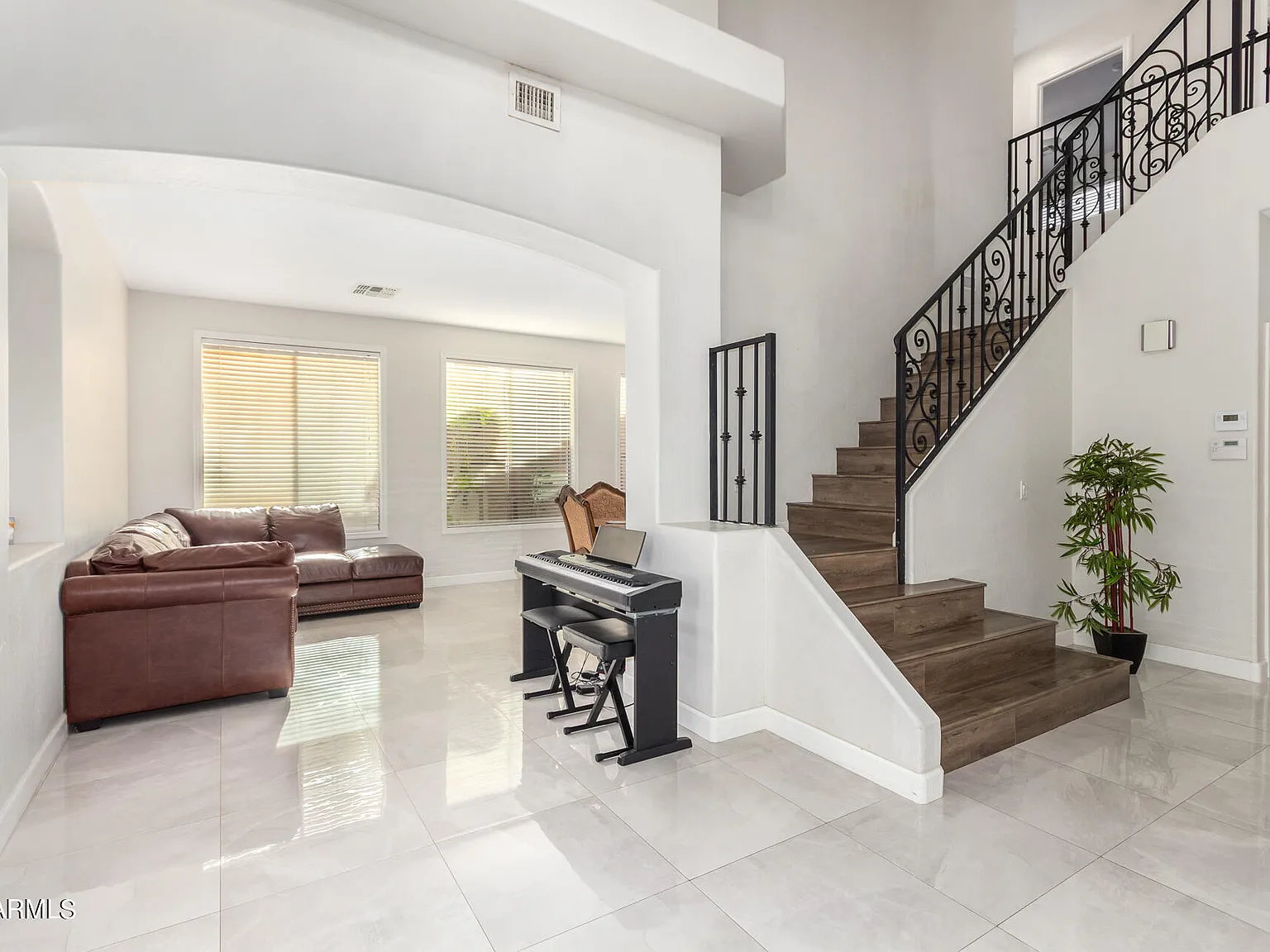 5 bed, 3.0 bath, 3065 sqft, $4,100 — Photo 2
